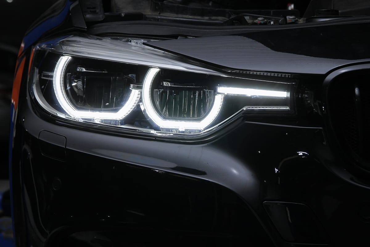 4_ustanovka_svetodiodnyh_led_far_na_bmw_f30